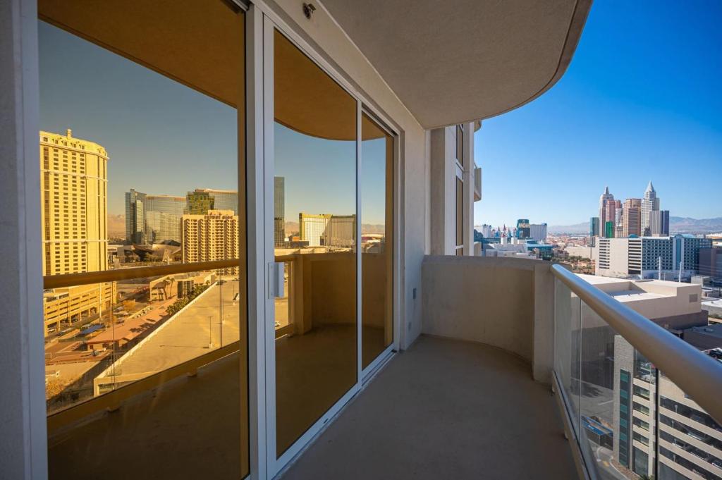 No Resort Fee Strip View Balcony+ Free Valet+ Pool photo