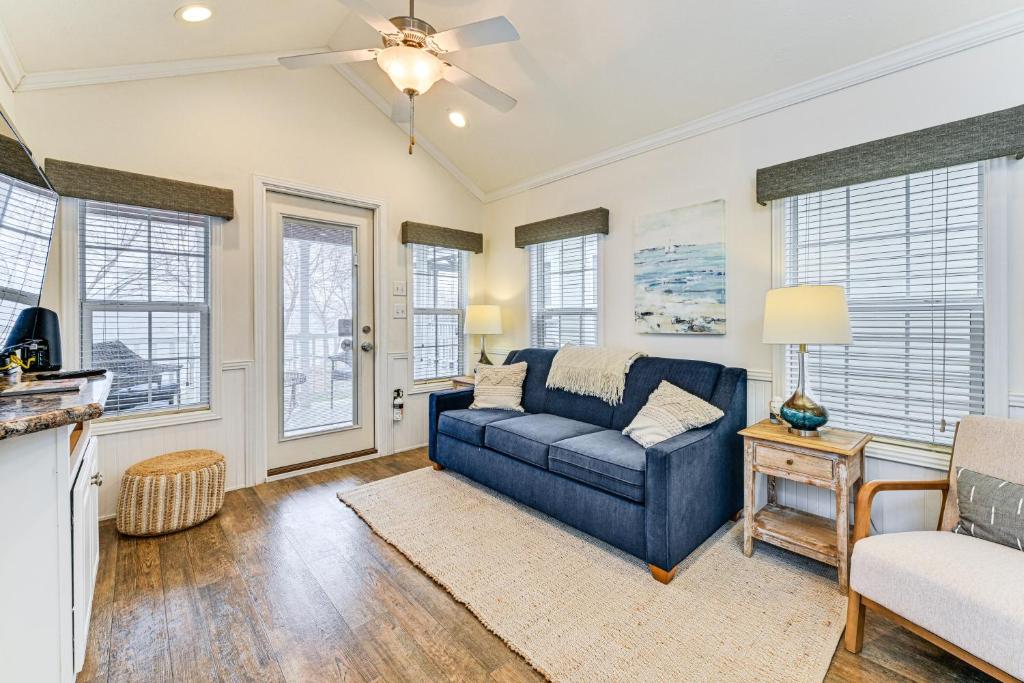 Et opholdsområde på Community Perks and Views Cozy Lake Norman Cottage