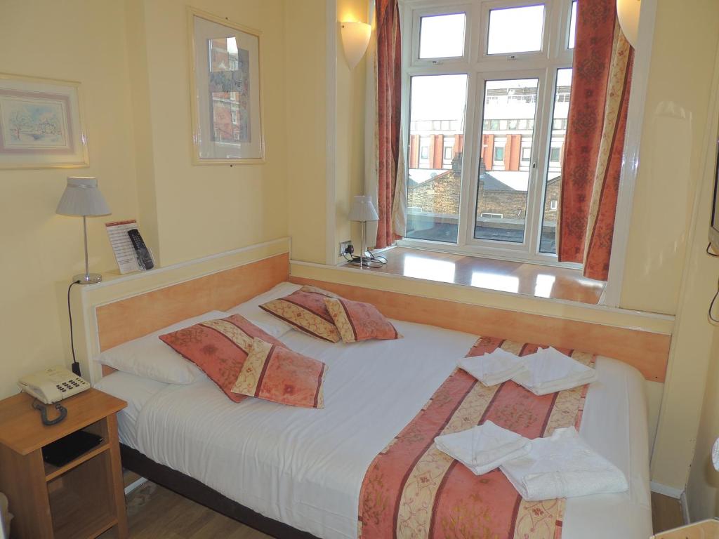 Postel nebo postele na pokoji v ubytování Shakespeare Hotel