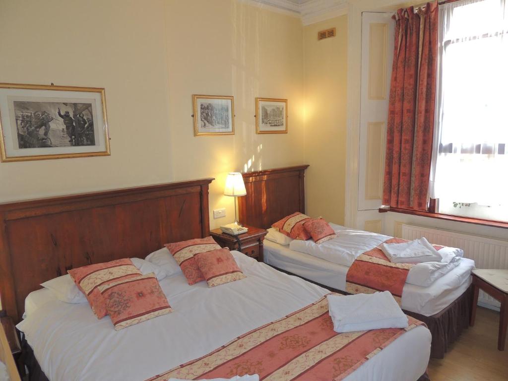 Postel nebo postele na pokoji v ubytování Shakespeare Hotel