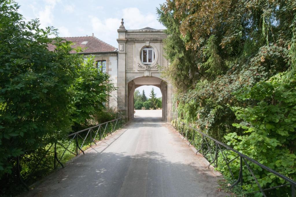 an entrance to an old house with an archway at La Janenquelle in Sarry