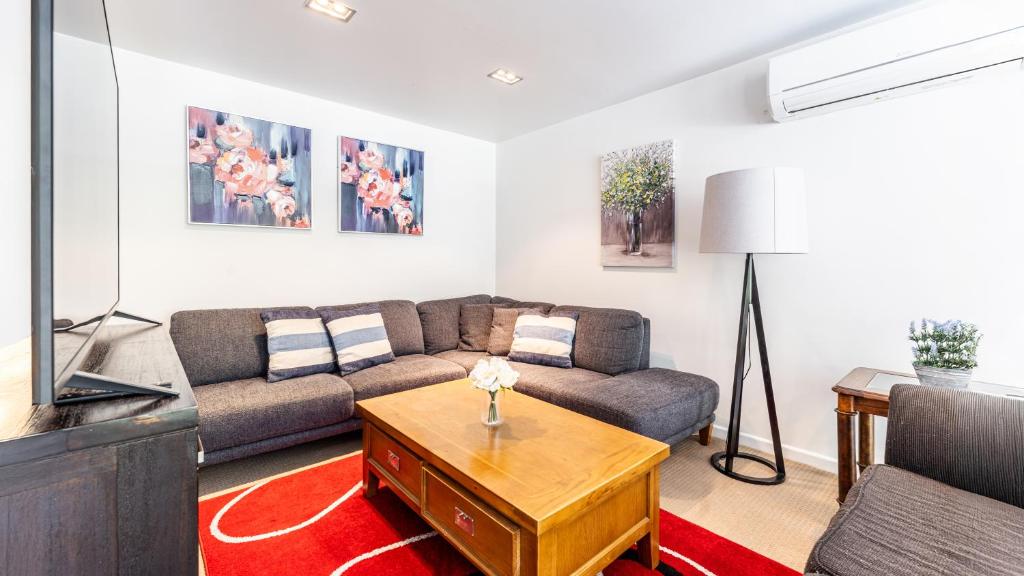 Villa Sebastian - Large Modern Home - Resim 10