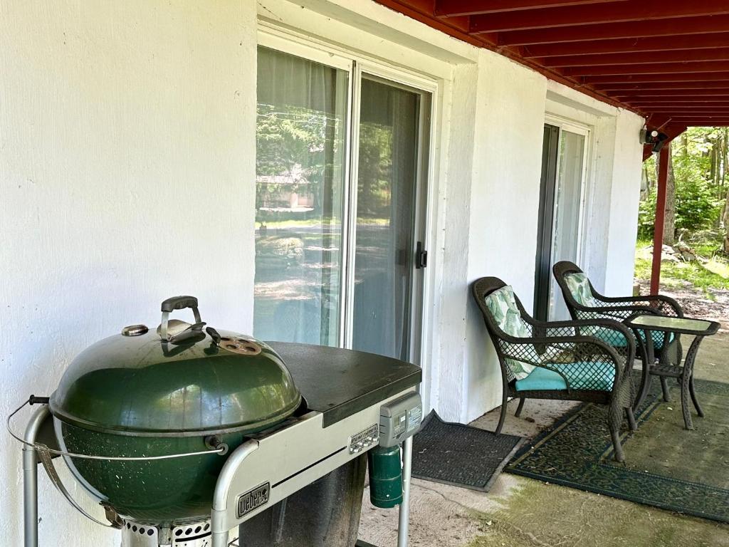 Imagen de la galería de Peaceful Pocono Lakefront, beach, pools, firepit, pets, en Arrowhead Lake