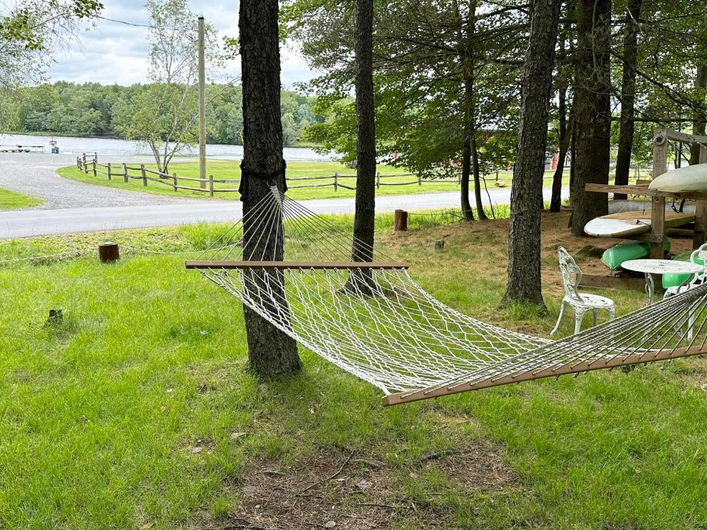 Jardín al aire libre en Peaceful Pocono Lakefront, beach, pools, firepit, pets