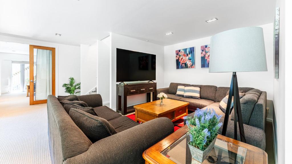 Villa Sebastian - Large Modern Home - Resim 5