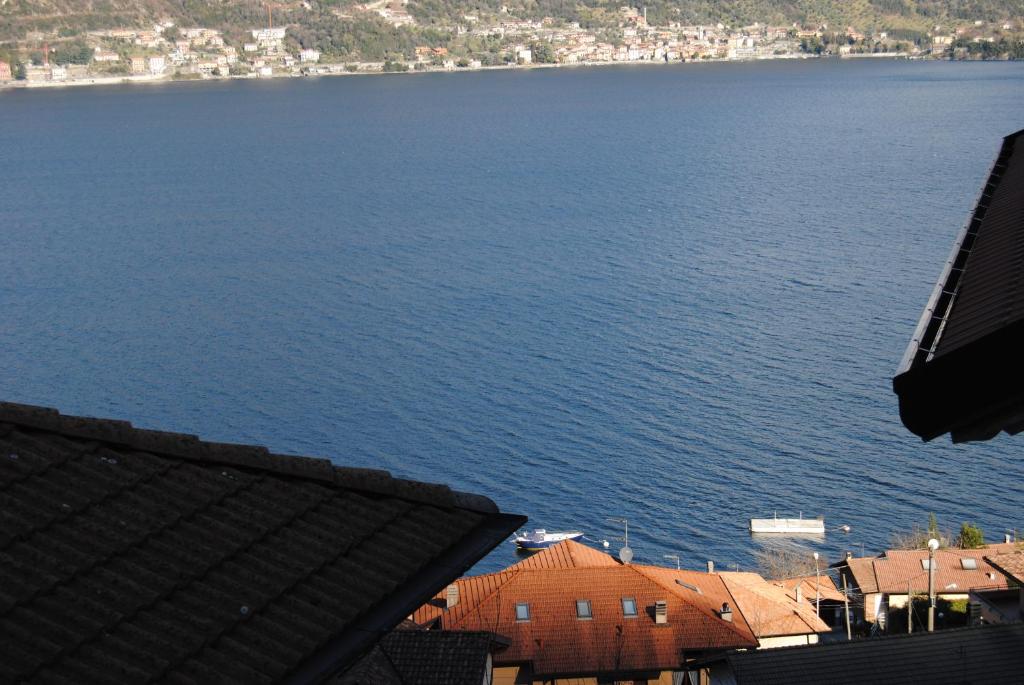 - une vue sur une grande étendue d'eau avec des maisons dans l'établissement Casa da Giorgia, à Lezzeno
