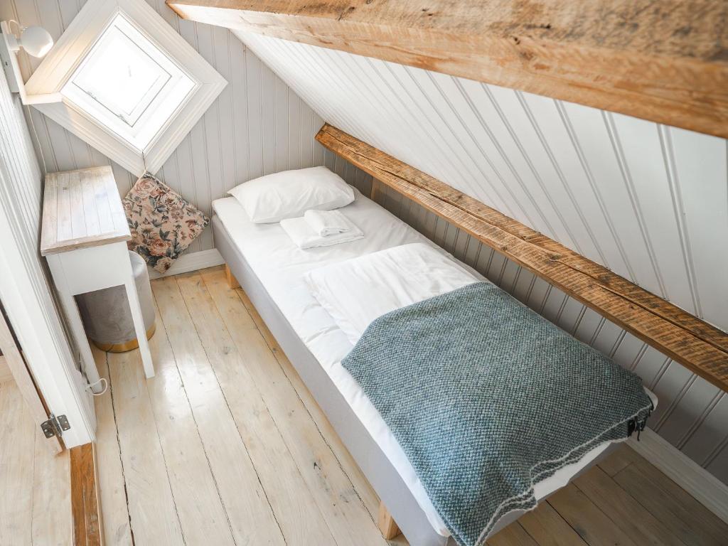 Postel nebo postele na pokoji v ubytování Sakrisøy Gjestegård - Manor House in Sakrisøy - Solbakken anno 1880