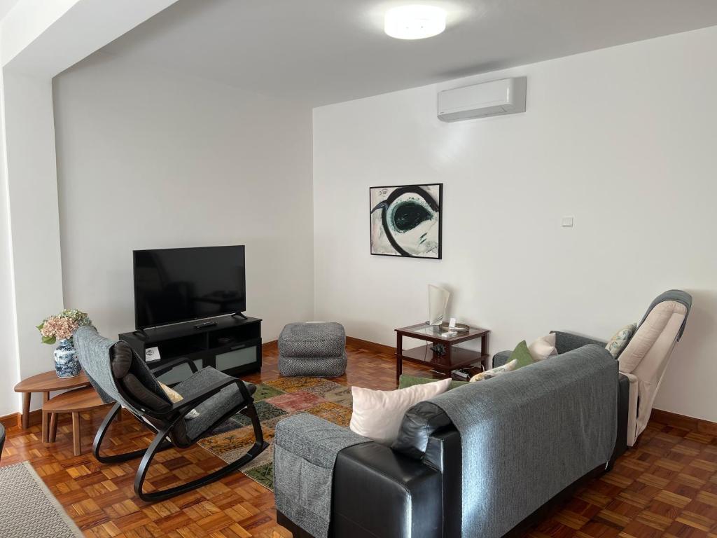 TV a/nebo společenská místnost v ubytování Funchal Downtown Flats 2