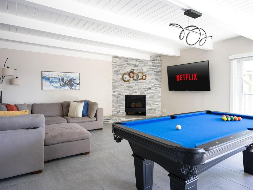 塔斯廷Renovated Retreat 4BR Oasis w Pool and Pool Table的有一张台球桌的客厅