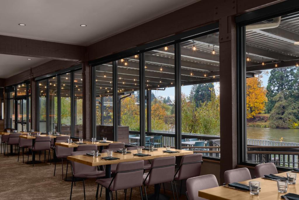Výhled na řeku, která protéká v blízkosti hotelu