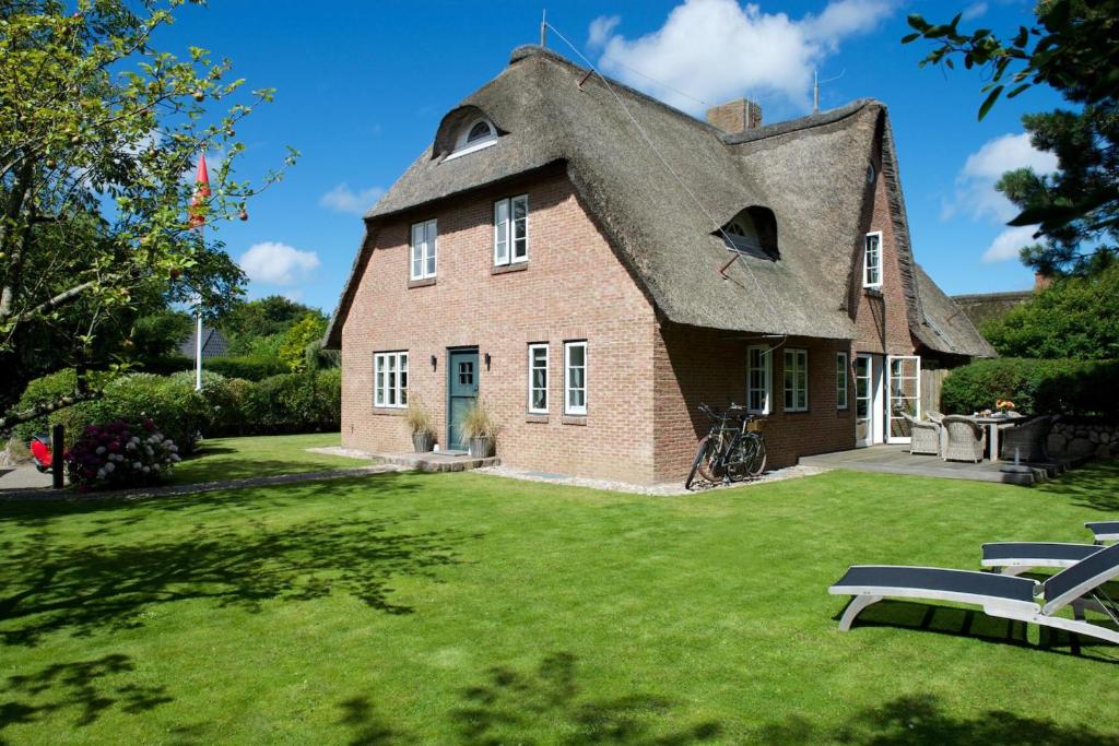 una grande casa in mattoni con tetto di paglia di LITZKOW 16402 ad Archsum