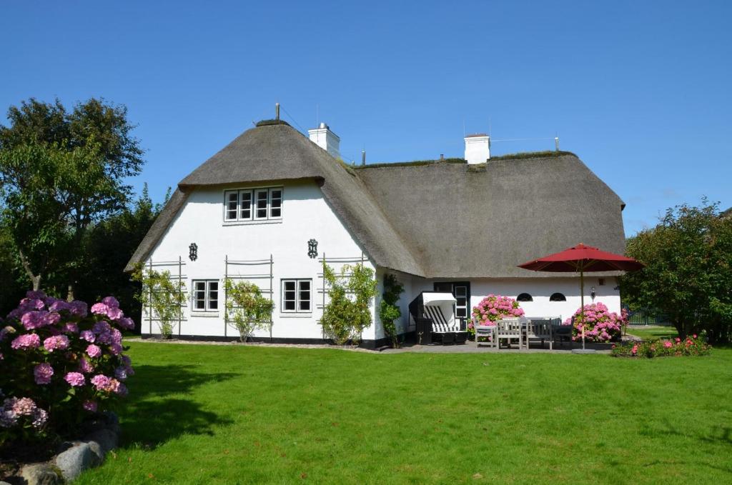 LITZKOW 16903 في Archsum: بيت أبيض بسقف من القش وساحة