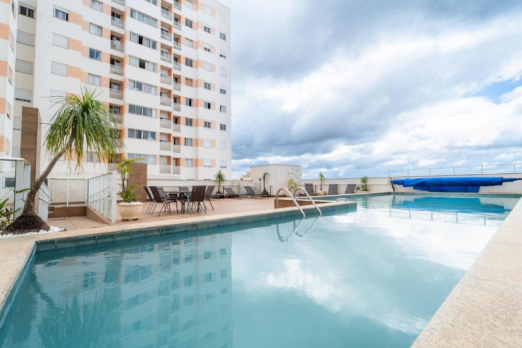 una grande piscina accanto a un alto edificio di AP 2Qtos, Garagem, Academia, Piscina, Wi-fi 500Mbp, Jr Catito a Brasilia