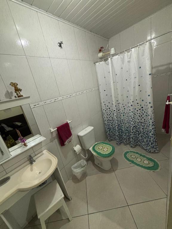 Koupelna v ubytování Confortável quarto em Matinhos