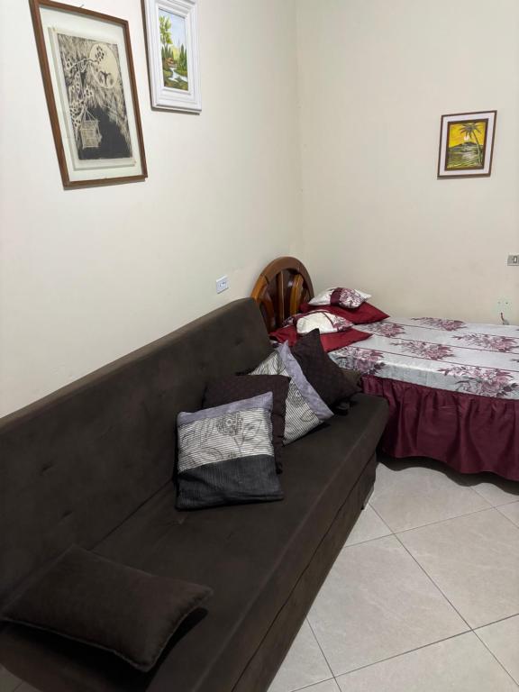 Postel nebo postele na pokoji v ubytování Confortável quarto em Matinhos
