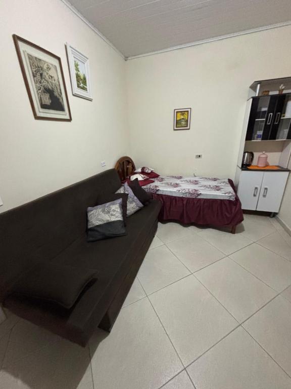 Postel nebo postele na pokoji v ubytování Confortável quarto em Matinhos