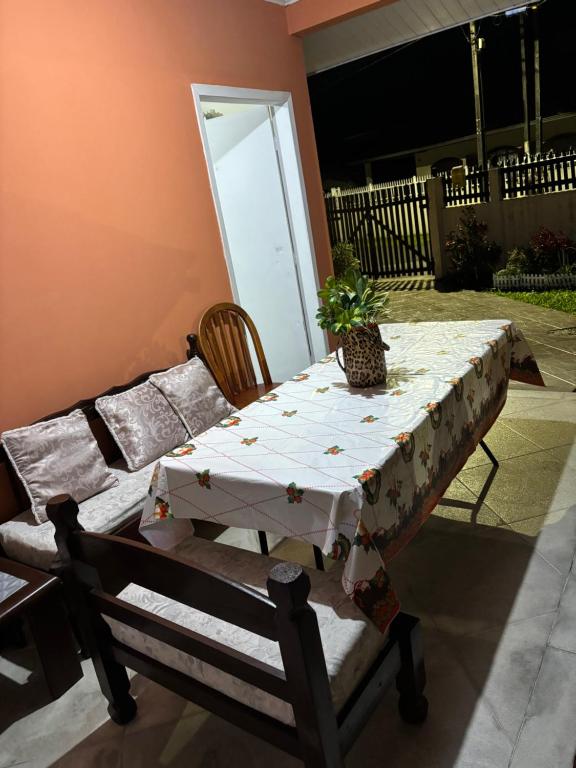 Posezení v ubytování Confortável quarto em Matinhos