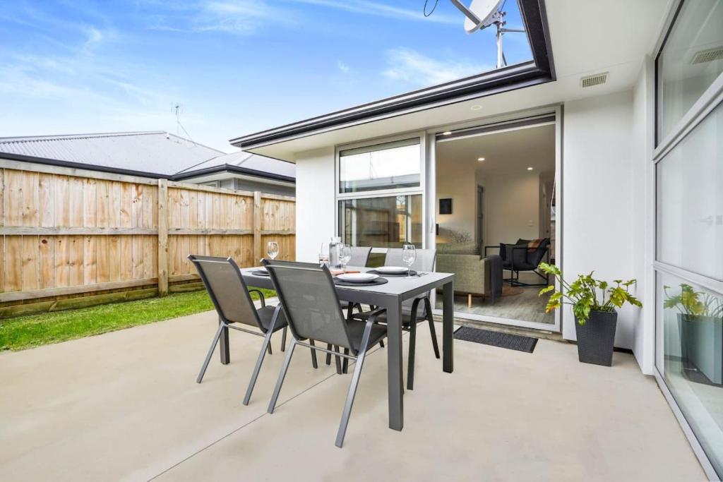 Modern, Central and Classy - By KOSH BNB - Resim 10