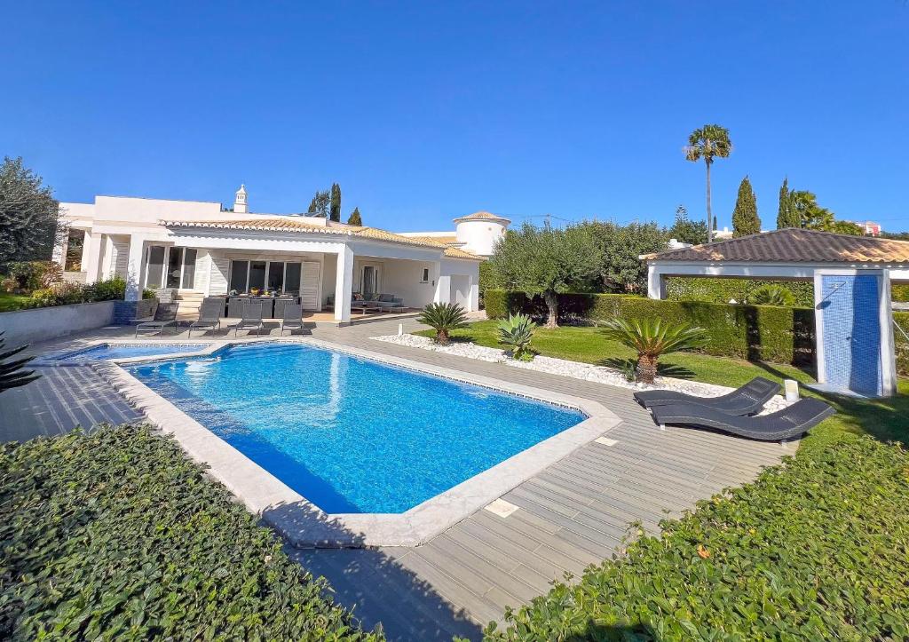 Beautiful 4-Bedroom Villa with Garden and Pool