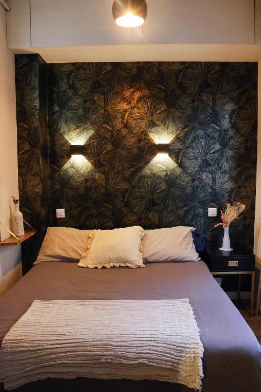 une chambre avec un grand lit avec des lumières dessus dans l'établissement Modern apartment with balcony and AC walk to tramway near center, à Nice