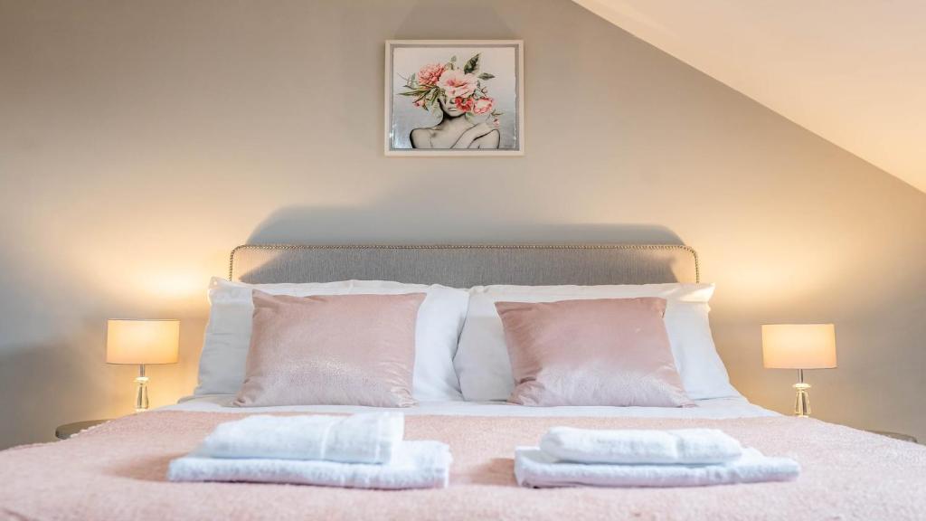 Postel nebo postele na pokoji v ubytování Queen Anne's Home