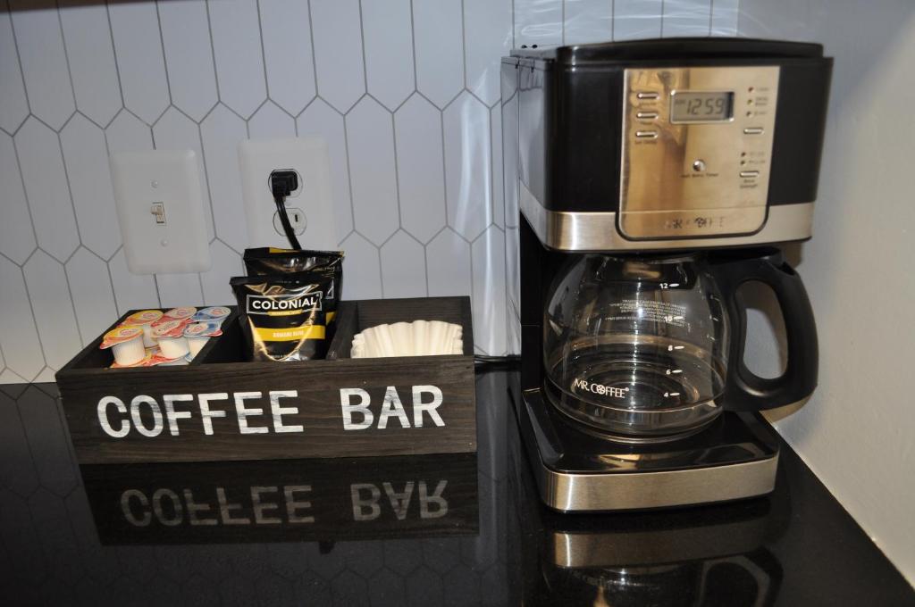 eine Kaffeebar mit Kaffeemaschine und Kaffeebox in der Unterkunft Relax at Forge Chalet Tranquil Retreat Near Attractions in Pigeon Forge