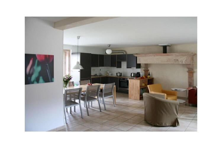 une cuisine et une salle à manger avec une table et des chaises dans l'établissement in La Fontenelle, Cuisery, à Cuisery