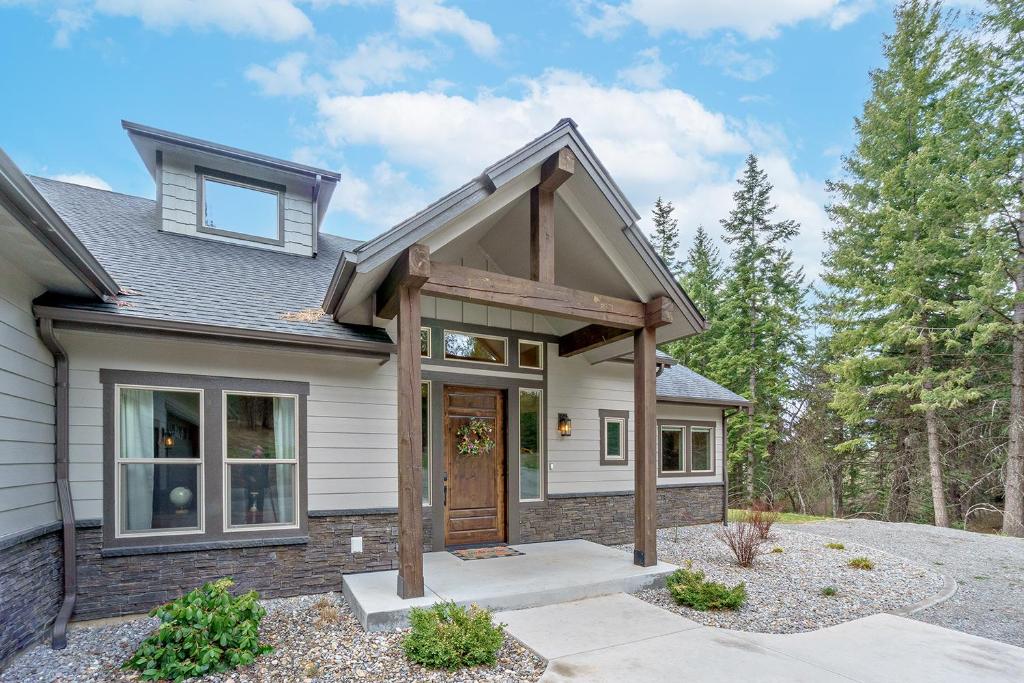 コー・ダレーンにあるOverlooking Lake View with 3 BR Game Room for 12 guestsの玄関と木のある家