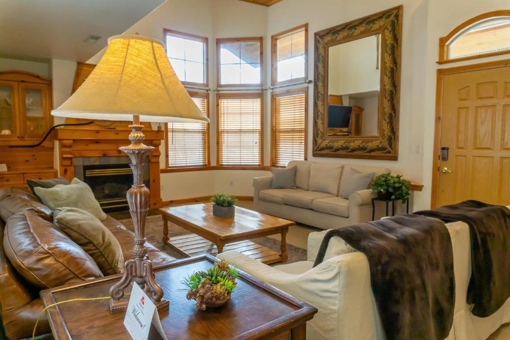 un soggiorno con un divano e un tavolo di Family Vacation-Heated In Out Pool, Tubing & Ice Skating 719 townhouse a Midway