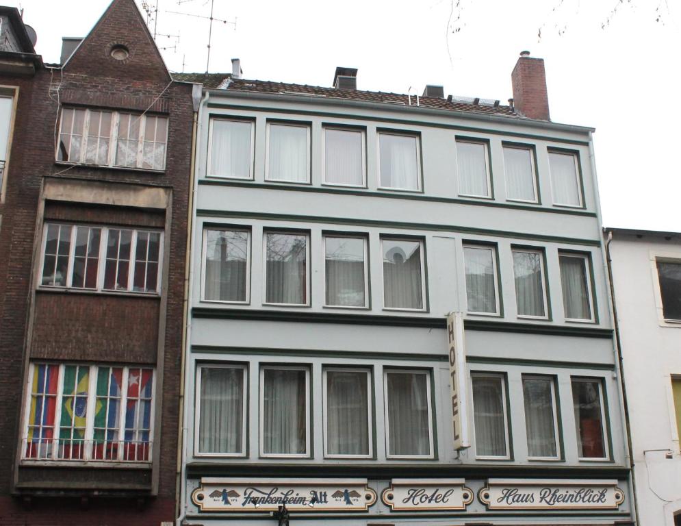 een blauw gebouw met veel ramen aan een straat bij Altstadt Hotel Rheinblick in Düsseldorf