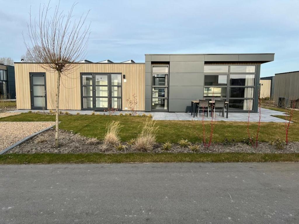 un edificio con un tavolo di fronte di Chalet Meeresruhe Comfortable holiday residence a Enkhuizen