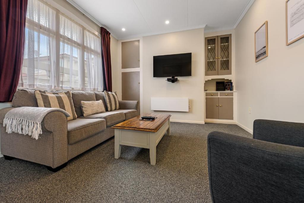 TV a/nebo společenská místnost v ubytování Tower Lodge Motel