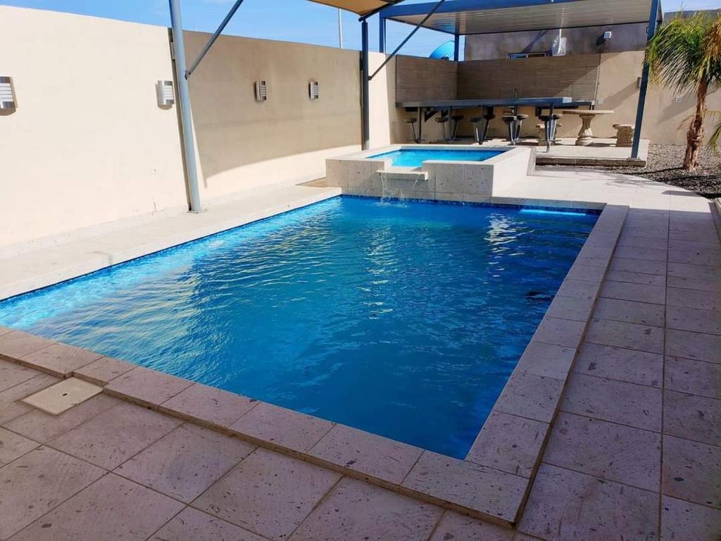 une piscine avec de l'eau bleue devant un immeuble dans l'établissement Casa VistaBella, à San Felipe