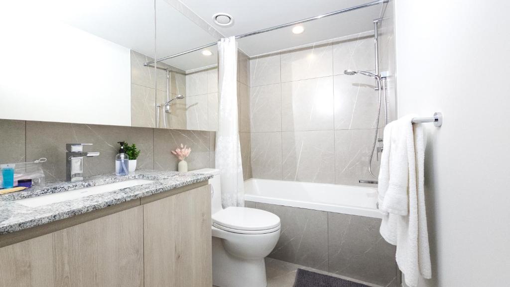 Koupelna v ubytování Downtown Center Silverstone Tower I and II Long-Term Booking Only Your second home in Vancouver