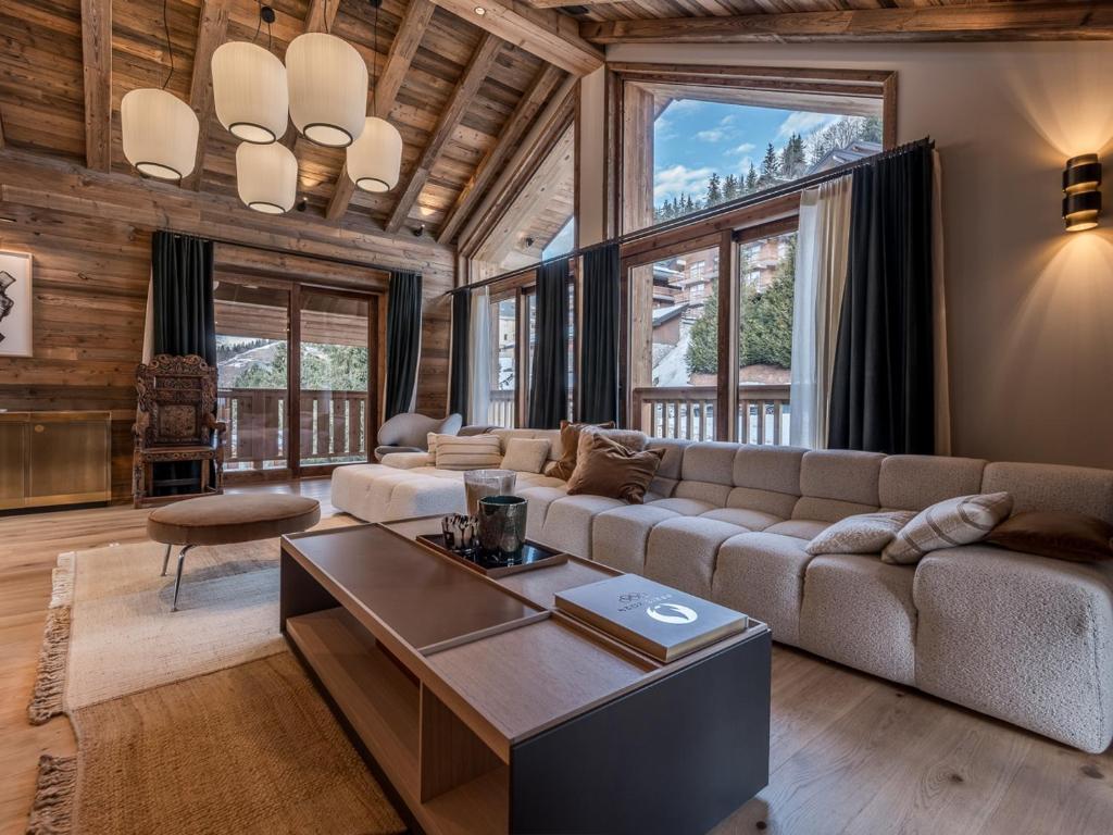 un salon avec un canapé et une table dans l'établissement Penthouse duplex de luxe avec services inclus - 5 chambres - FR-1-613-121, à Les Allues