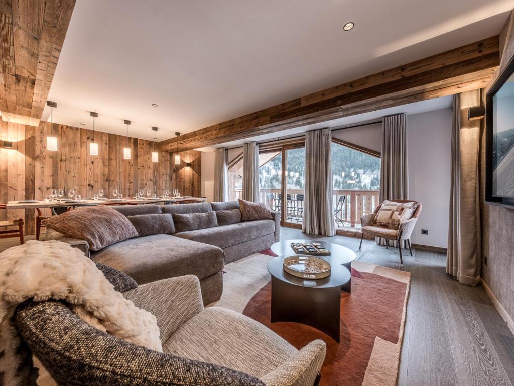 un salon avec un canapé et une table dans l'établissement Appartement de luxe avec conciergerie 5*, vue montagne, 3 chambres, ski room - FR-1-613-125, à Les Allues
