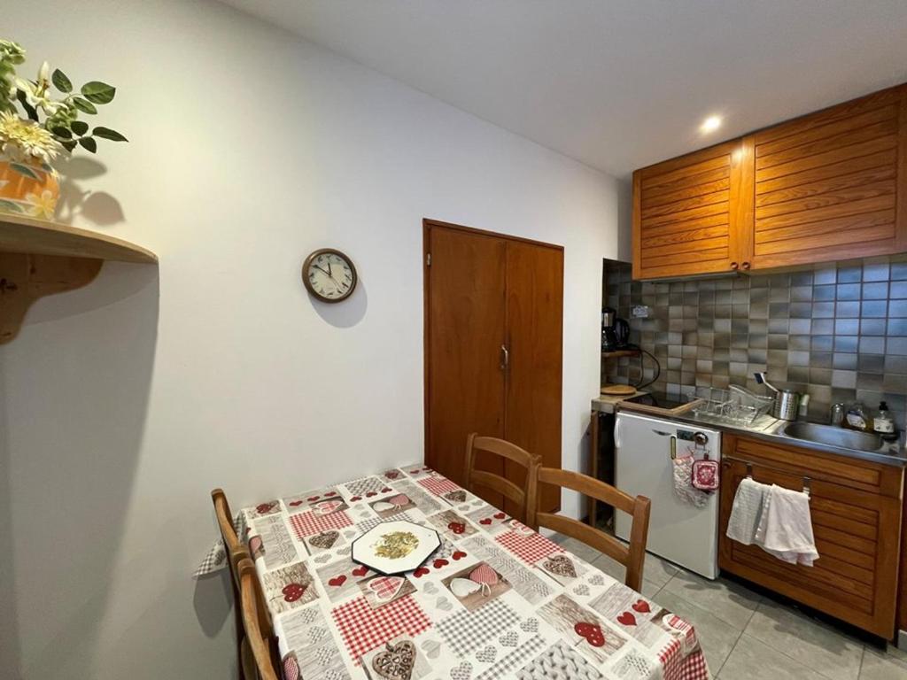 une cuisine avec une table avec une assiette dessus dans l'établissement Appartement cosy 4 pers, centre Cernix, proche pistes, wifi, parking, animal admis - FR-1-733-164, à Crest-Voland