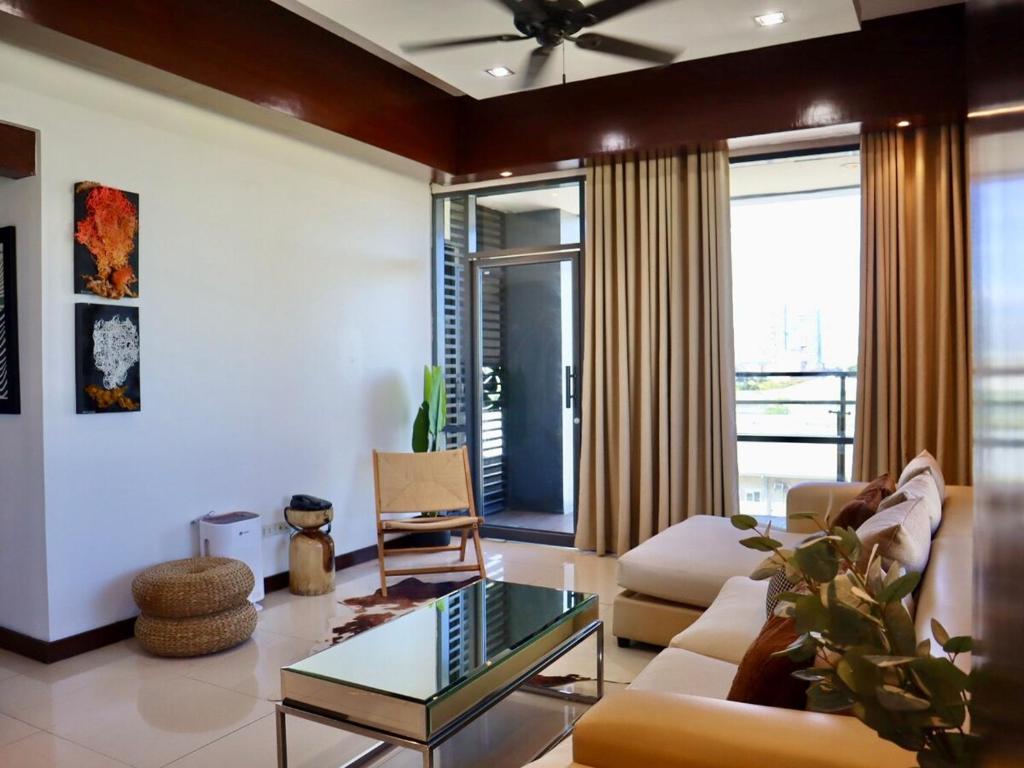 Stylish Luxury Penthouse with 3BR, Wifi, Gym, across Malls, Mandaue ...
