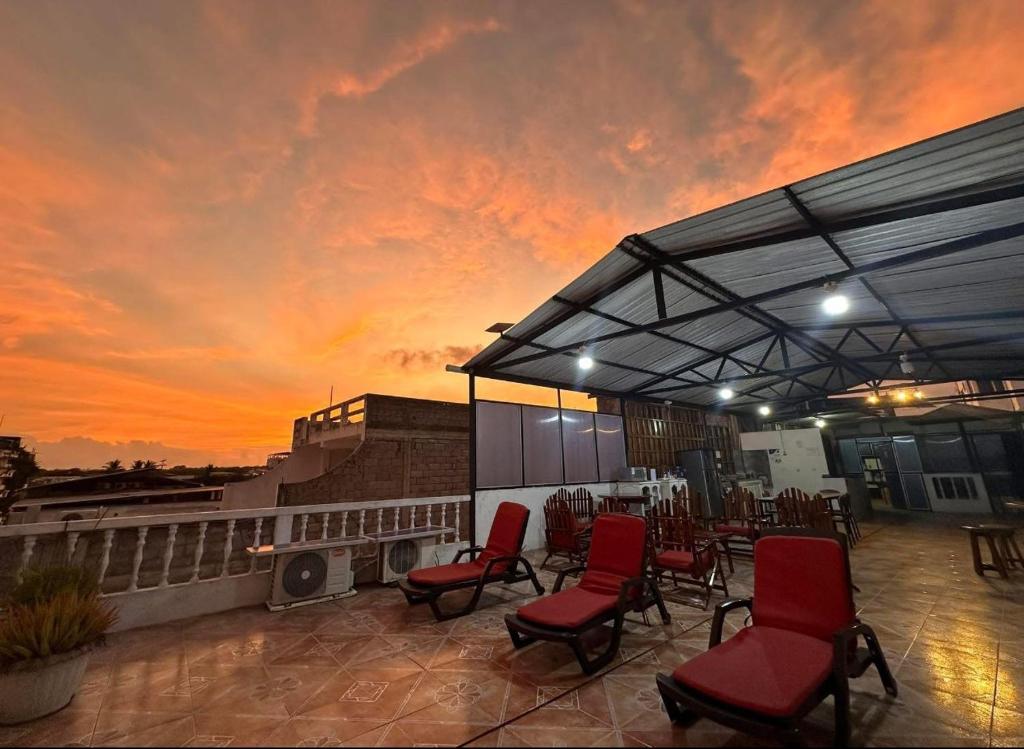Východ nebo západ slunce při pohledu z hostelu nebo okolí