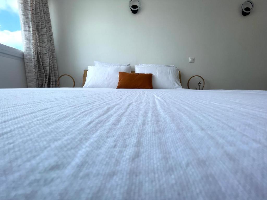 Postel nebo postele na pokoji v ubytování Vue mer sur la Marina, Le Juliana