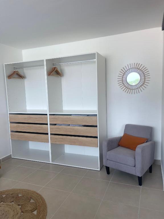 Postel nebo postele na pokoji v ubytování Vue mer sur la Marina, Le Juliana