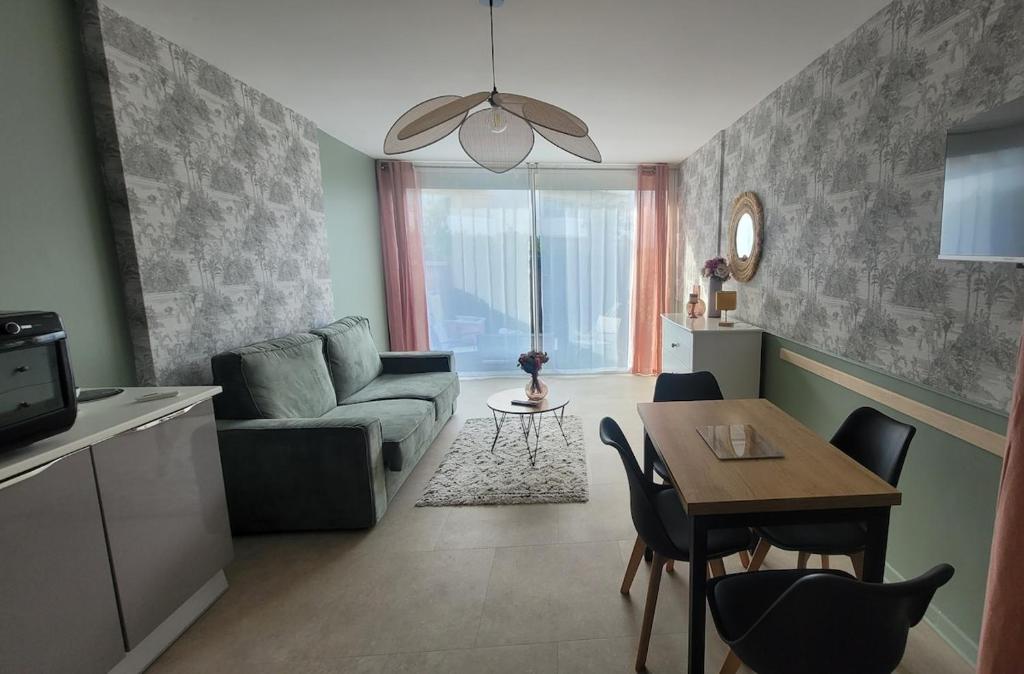 un salon avec un canapé et une table dans l'établissement Appartement 5 couchages à Calvi, à Calvi