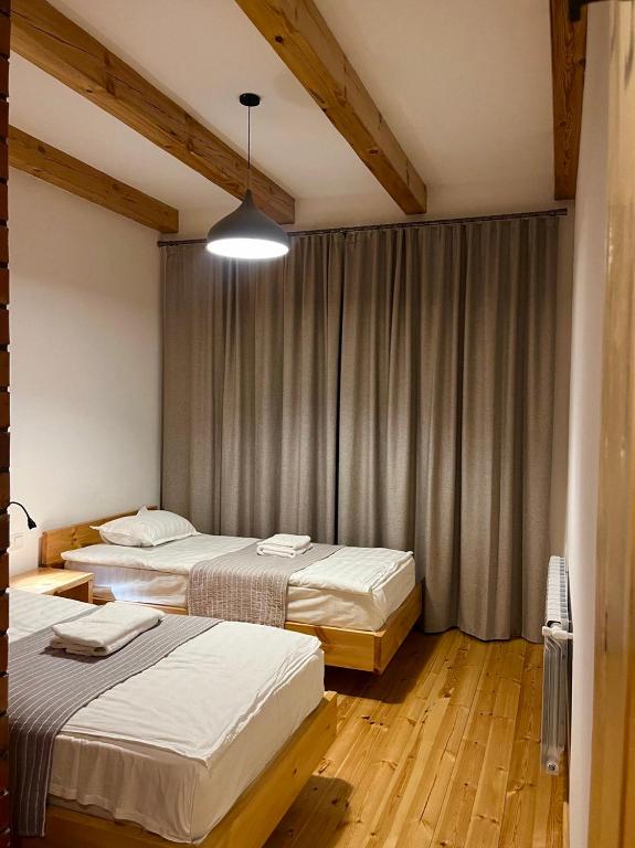 Postel nebo postele na pokoji v ubytování Kemin Guest House
