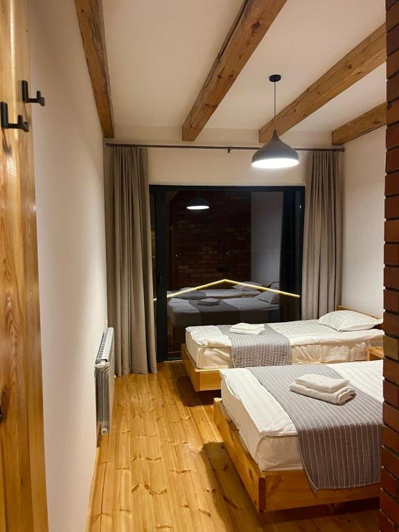 Postel nebo postele na pokoji v ubytování Kemin Guest House
