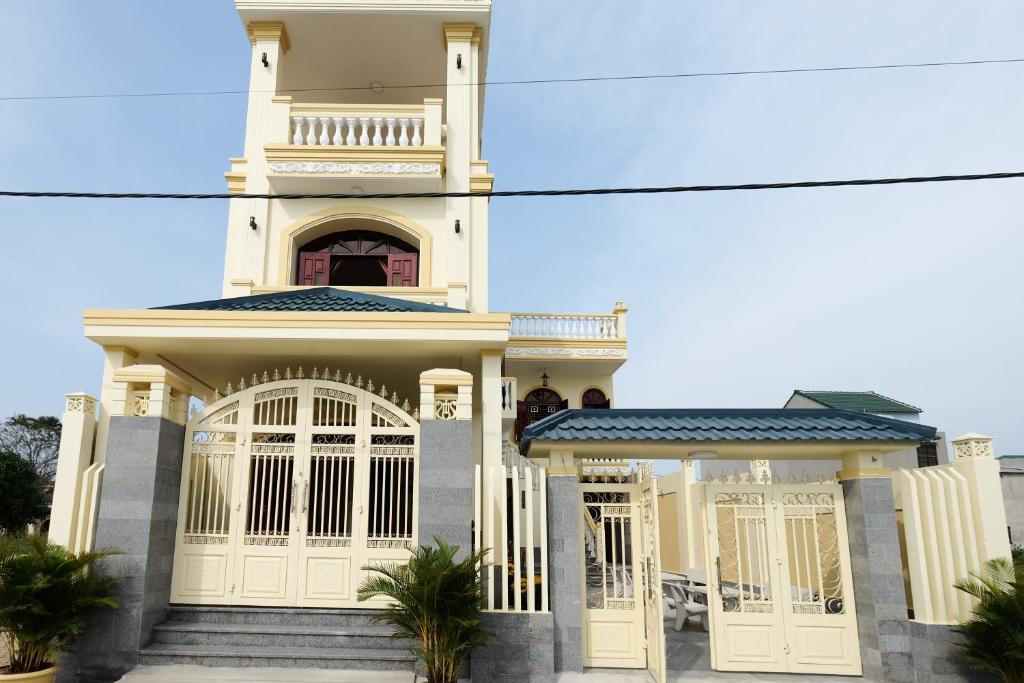 una gran casa blanca con escaleras delante en River Park Homestay and Hostel en Hoi An