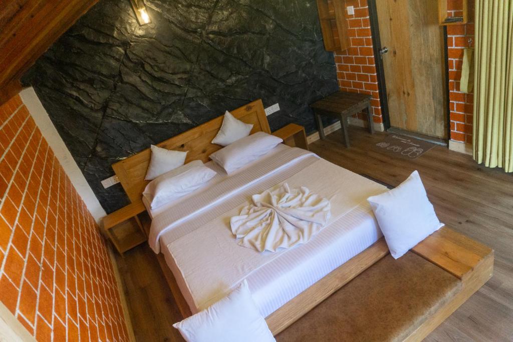 Postel nebo postele na pokoji v ubytování Hobbit Hole Hideaway