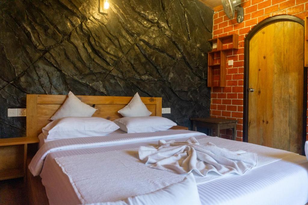 Postel nebo postele na pokoji v ubytování Hobbit Hole Hideaway