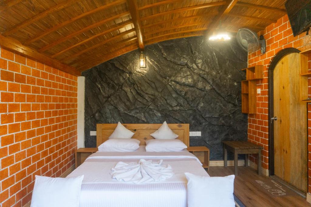 Postel nebo postele na pokoji v ubytování Hobbit Hole Hideaway