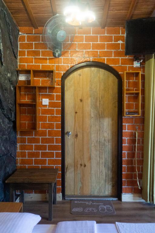 Postel nebo postele na pokoji v ubytování Hobbit Hole Hideaway