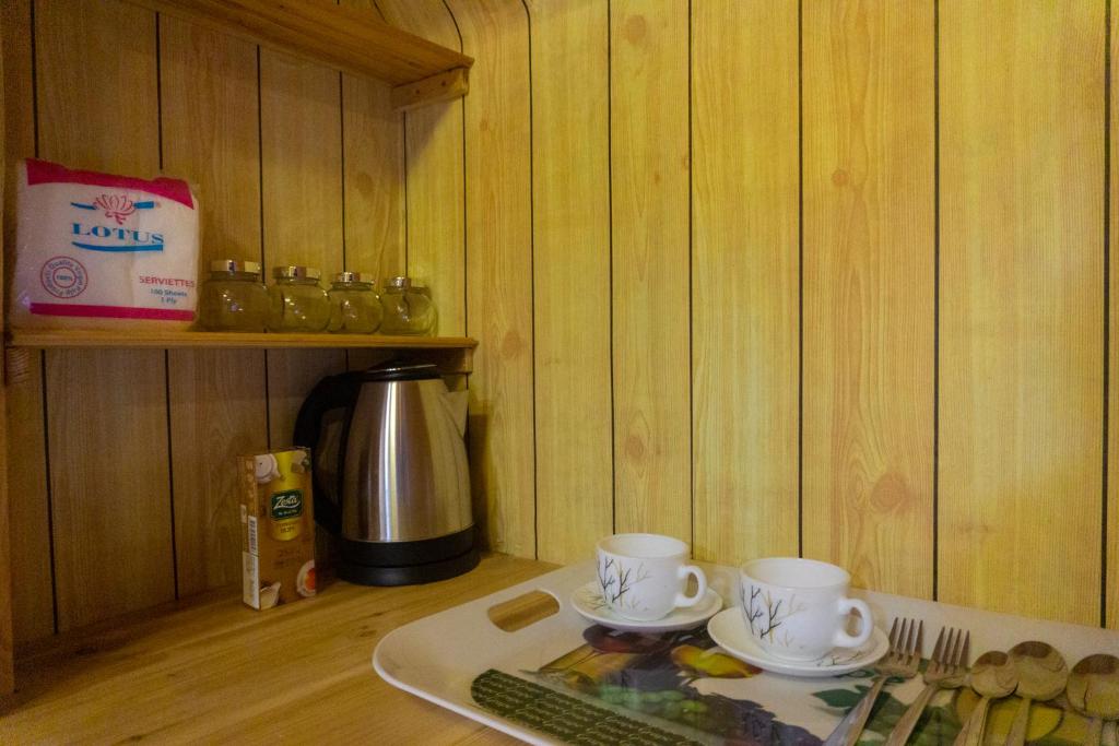 Příslušenství pro přípravu čaje a kávy v ubytování Hobbit Hole Hideaway